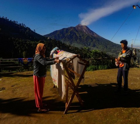 Aktivitas warga di sana pun sangat tentram dan damai.<br><br>Terlihat dari seorang ibu yang sedang menjemur pakaian saat suaminya menggendong anaknya untuk berjemur di bawah sinar matahari pagi. Foto: merdeka.com / Arie Basuki