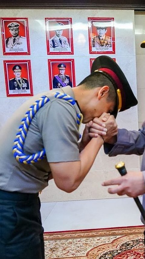 Potret Kompol Syarif Cium Tangan & Beri Doa ke Jenderal Bintang 4 Polri, Sosoknya Bukan Sembarangan