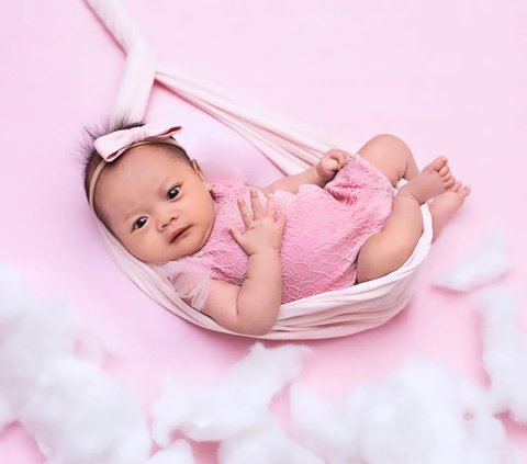 Portrait of Kiki Amalia enjoying the moment of being a first-time mother at the age of 42