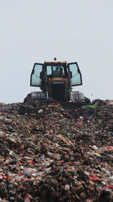 FOTO: Penampakan Gunung Sampah di TPA Burangkeng yang Over Kapasitas dan Mau Diperluas 2,5 Hektar