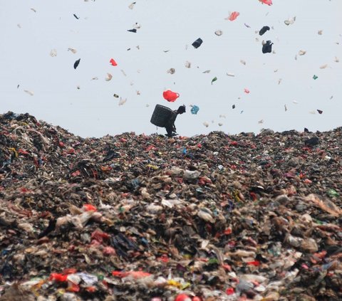 FOTO: Penampakan Gunung Sampah di TPA Burangkeng yang Over Kapasitas dan Mau Diperluas 2,5 Hektar