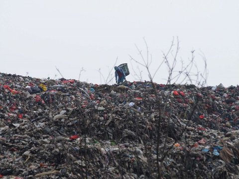 FOTO: Penampakan Gunung Sampah di TPA Burangkeng yang Over Kapasitas dan Mau Diperluas 2,5 Hektar