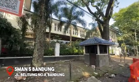 Armand Maulana kemudian memperlihatkan bangunan sekolah SMA 5 Bandung sekarang. Dia menunjukan ruang kelasnya dulu.<br>