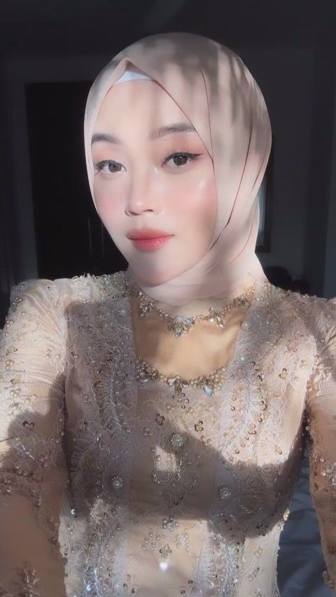 Putri Delina tampak anggun mengenakan kebaya Bali dengan balutan hijabnya.