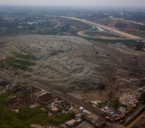 FOTO: Penampakan Gunung Sampah di TPA Burangkeng yang Over Kapasitas dan Mau Diperluas 2,5 Hektar