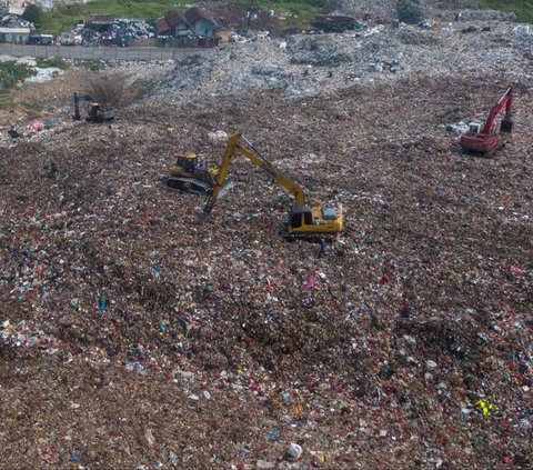 FOTO: Penampakan Gunung Sampah di TPA Burangkeng yang Over Kapasitas dan Mau Diperluas 2,5 Hektar