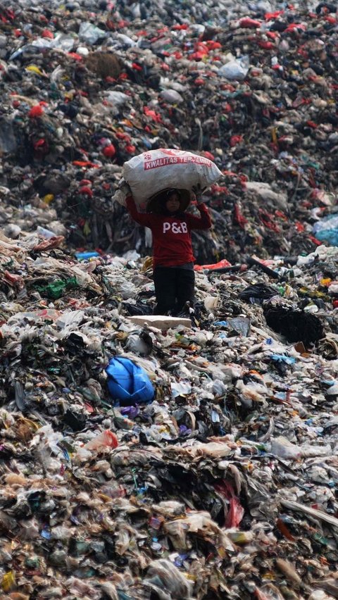 Alat berat melakukan perataan gunungan sampah di tempat Pembuangan Sampah Akhir (TPA) Burangkeng, Bekasi, Jawa Barat Senin (6/5/2024). Foto: merdeka.com / Imam Buhori