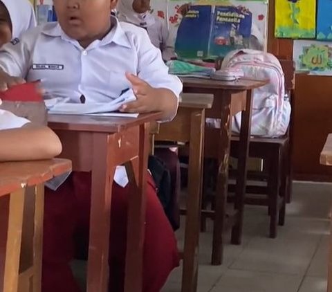 Sabarnya Guru Hadapi Murid Yang Selalu Ingin Menulis Di Lantai