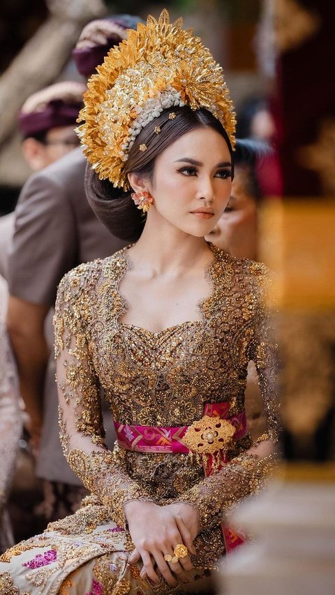 Detail Riasan Mahalini Saat Upacara Mepamit Bikin Aura Pengantinnya Memancar

Translation: The details of Mahalini's makeup during the Mepamit ceremony make the bride's aura shine.