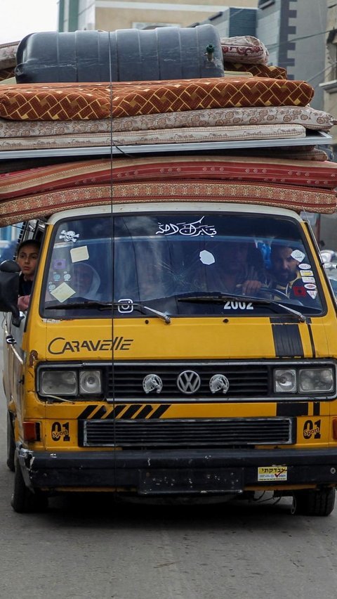 Beberapa kendaraan roda empat dengan barang-barang bawaannya ramai meninggalkan Kota Rafah. Foto: REUTERS / Hatem Khaled