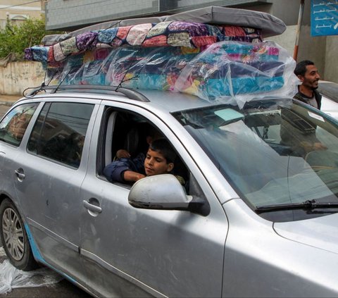 Perintah evakuasi paksa ini datang setelah kegagalan perundingan gencatan senjata di Kairo dan desakan Perdana Menteri Israel, Benjamin Netanyahu untuk memperluas invasi darat ke Rafah. Foto: REUTERS / Hatem Khaled <br>
