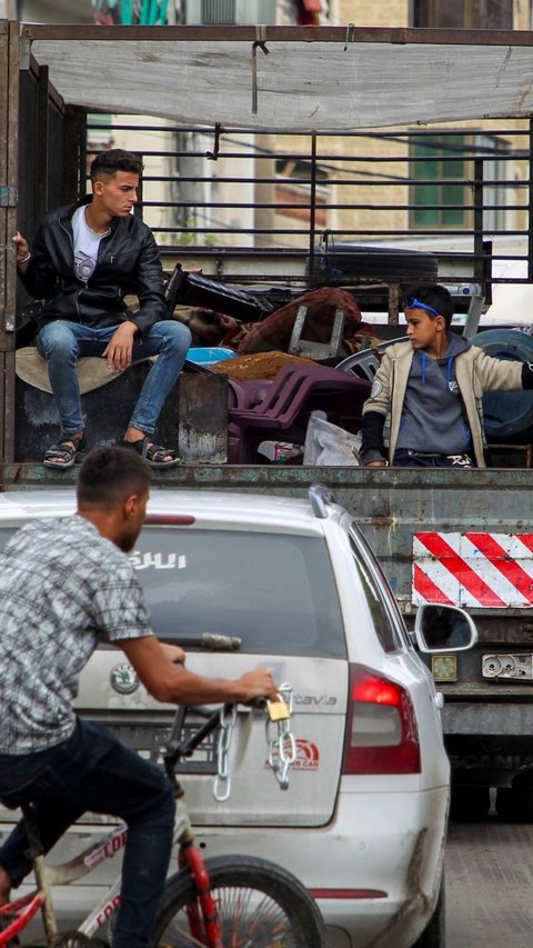 Mereka mulai mengemasi barang-barang mereka dan bergerak ke tempat aman, meskipun mereka tidak yakin akan keamanan zona evakuasi yang telah ditetapkan oleh Israel. Foto: REUTERS / Hatem Khaled<br>