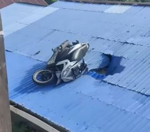Viral Motor Stuck on the Roof of a Resident's House in East Kalimantan, Driver Cries & Covers Face: A Touching Story in 140 Characters!