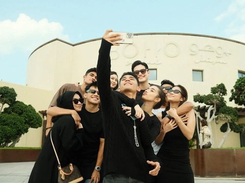 Portrait of the National Team Players Hanging Out with WAGs in Qatar, Successfully Making Baper