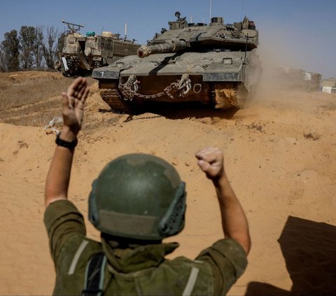 Pasukan Zionis Israel mulai sibuk mempersiapkan serangan darat ke wilayah Rafah, Gaza selatan. Sederet tank militer dengan peralatan tempur lainnya telah dikerahkan ke perbatasan. Foto: REUTERS / Amir Cohen