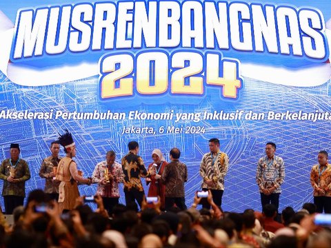 Presiden Jokowi Serahkan Penghargaan Pembangunan Daerah ke Bupati Banyuwangi