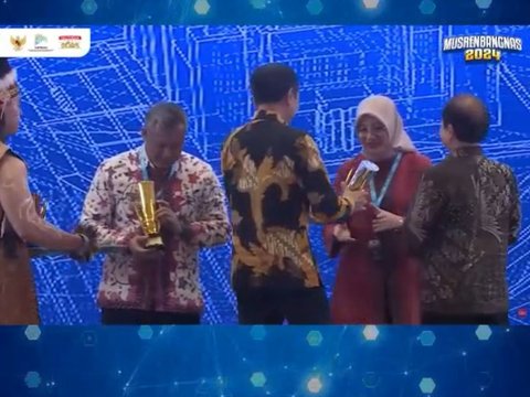 Presiden Jokowi Serahkan Penghargaan Pembangunan Daerah ke Bupati Banyuwangi
