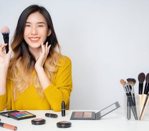 5 Langkah Makeup Awet Seharian untuk Kulit Berminyak, Bebas Crack dan Tak Luntur