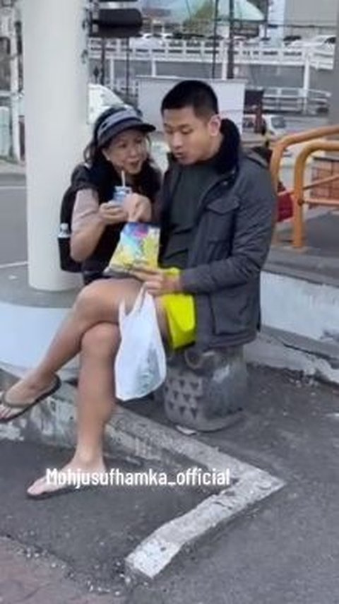 Bos Jalan Tol Bagikan Momen Anak & Istrinya Ngemper di Depan Minimarket, Netizen Justru Salfok dengan Lokasinya