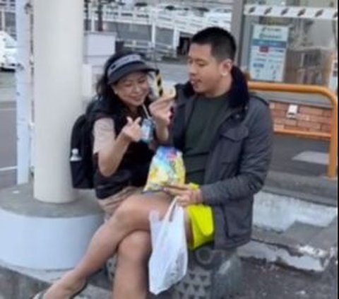 Bos Jalan Tol Bagikan Momen Anak & Istrinya Ngemper di Depan Minimarket, Netizen Justru Salfok dengan Lokasinya