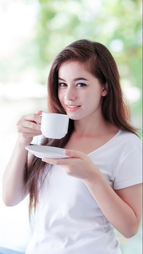 Yang terpenting, konsumsi kopi sebaiknya dalam batas yang wajar, dan bagi wanita hamil atau penderita masalah kesehatan tertentu, konsultasikan dengan dokter sebelum mengonsumsi kopi secara teratur.
