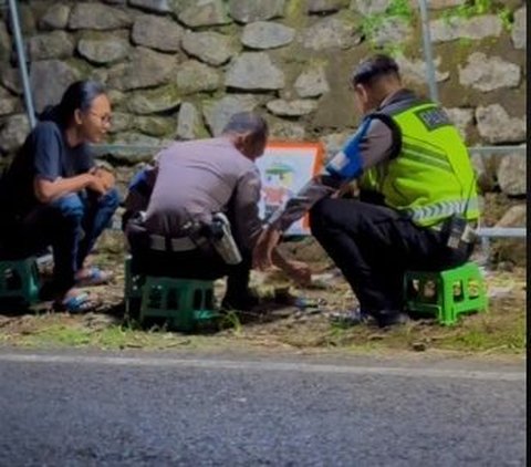 Beda Dari yang Lain, Dua Anggota Polisi Ini Lakukan Kegiatan Tak Biasa saat Bertugas