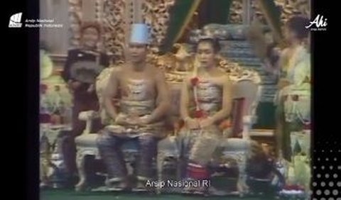 Dalam video, terlihat prosesi pernikahan Prabowo-Titiek sangat kental dengan nuansa adat Jawa.