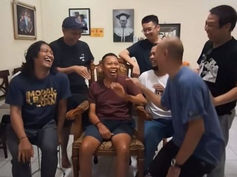 Kondisi Terbaru Tukul Arwana Terlihat Makin Sehat, Tertawa Lepas Didatangi Banyak Sahabat