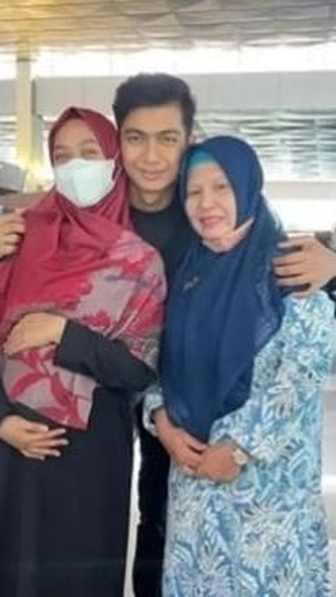 Hainul Nur Fitriyenni is suspected to have noble descent. This can be seen from her two children who have the names Teuku and Cut.