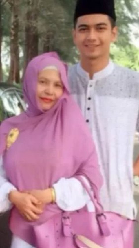 It is a well-educated woman, Ryan's mother is a graduate of Muhammadiyah University Aceh.