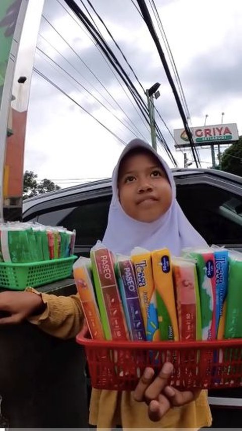 2 Anak Kecil Penjual Tisu Diusir Satpam, Perwira TNI Peraih Medali Emas Sea Games Langsung Bertindak <br>