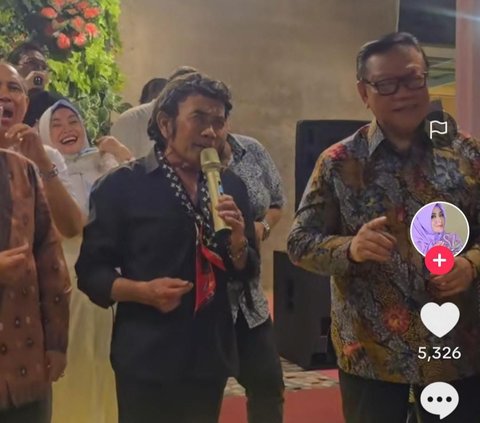 Momen Rhoma Irama Menyanyi di Acara Para Artis Dangdut, 'Joged Tangan' Sosok Eks Pejabat Top RI di Lokasi Jadi Sorotan