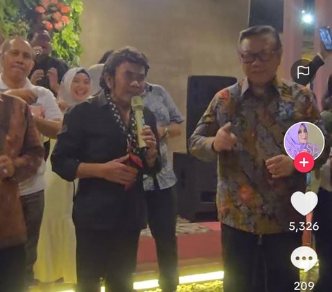 Momen Rhoma Irama Menyanyi di Acara Para Artis Dangdut, 'Joged Tangan' Sosok Eks Pejabat Top RI di Lokasi Jadi Sorotan