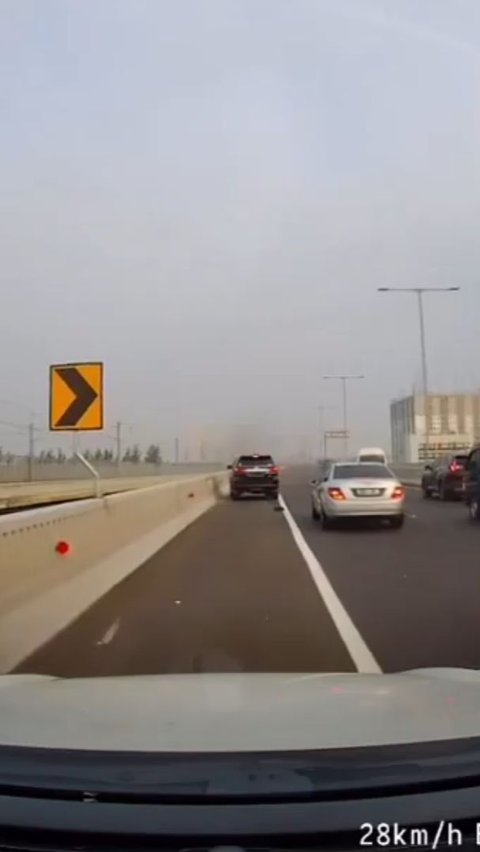 Viral Moment Fortuner and Elf Accident on MBZ Toll Road, Official License Plate Turns into Civilian