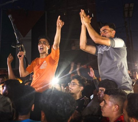 FOTO: Sorak-sorai Warga Jalur Gaza Saat Hamas Sepakati Gencaran Senjata Usai 7 Bulan Perang