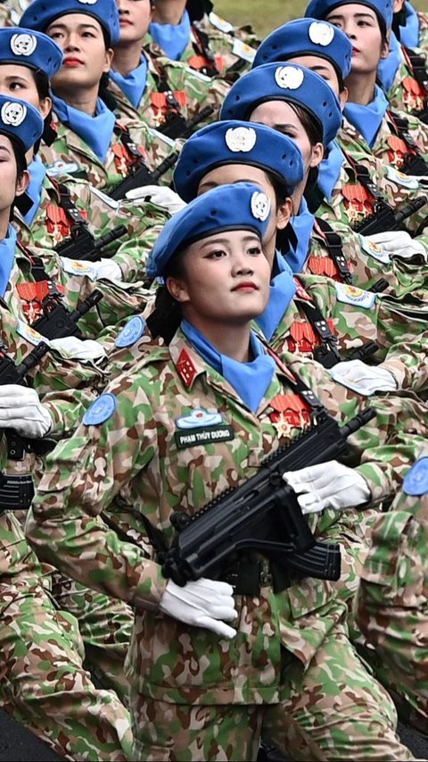 FOTO: Cantik dan Sangar, Ini Potret Tentara Wanita Vietnam Bersenjata Laras Panjang Saat Peringatan Penaklukan Prancis