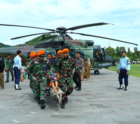 Potret Helikopter Caracal H-225M TNI AU Evakuasi Lansia dan Anak-Anak Terisolir Banjir di Sulsel