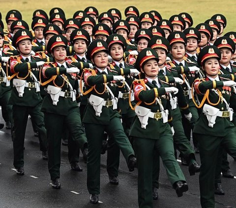 FOTO: Cantik dan Sangar, Ini Potret Tentara Wanita Vietnam Bersenjata Laras Panjang Saat Peringatan Penaklukan Prancis