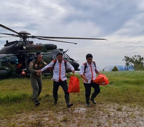 Potret Helikopter Caracal H-225M TNI AU Evakuasi Lansia dan Anak-Anak Terisolir Banjir di Sulsel