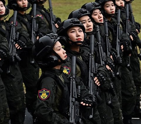 FOTO: Cantik dan Sangar, Ini Potret Tentara Wanita Vietnam Bersenjata Laras Panjang Saat Peringatan Penaklukan Prancis