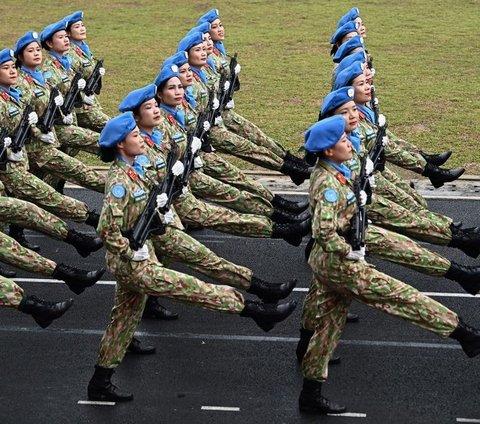 FOTO: Cantik dan Sangar, Ini Potret Tentara Wanita Vietnam Bersenjata Laras Panjang Saat Peringatan Penaklukan Prancis