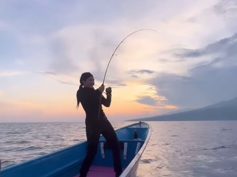 Foto-foto Prilly Latuconsina saat Mancing di Kedalaman 250 meter, Penampakan Ikan yang Didapat Bikin Terkejut