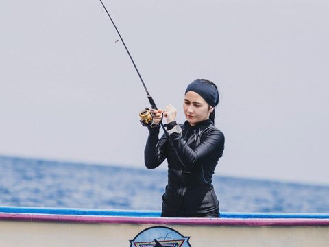 Foto-foto Prilly Latuconsina saat Mancing di Kedalaman 250 meter, Penampakan Ikan yang Didapat Bikin Terkejut