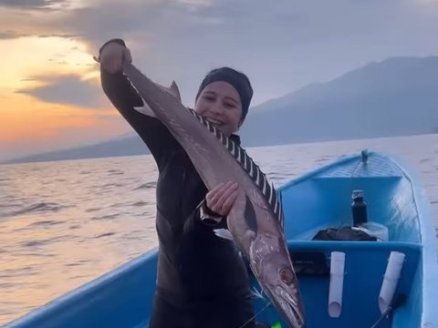 Foto-foto Prilly Latuconsina saat Mancing di Kedalaman 250 meter, Penampakan Ikan yang Didapat Bikin Terkejut