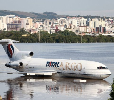 Sebuah pesawat kargo terendam banjir saat terparkir di sebuah landasan pacu bandara di Porto Alegre, Rio Grande do Sul, Brasil, pada 6 Mei 2024. Banjir parah melanda kota-kota di selatan Brasil. Sebanyak 85 orang dinyatakan tewas dan 130 orang dilaporkan masih hilang. REUTERS/Diego Vara