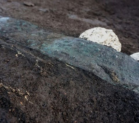 Arkeolog Temukan Senjata, Gelang, dan Liontin di Makam Kuno Nan Luas dari Abad ke-8 SM, Ternyata Milik Orang Penting