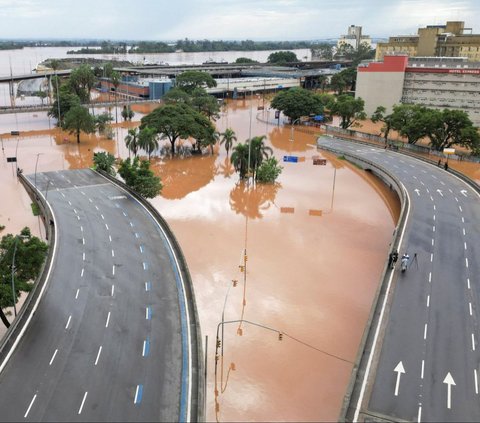 FOTO: Penampakan Parahnya Banjir di Brasil: Pesawat Terendam, Stadion Berubah Jadi Kolam
