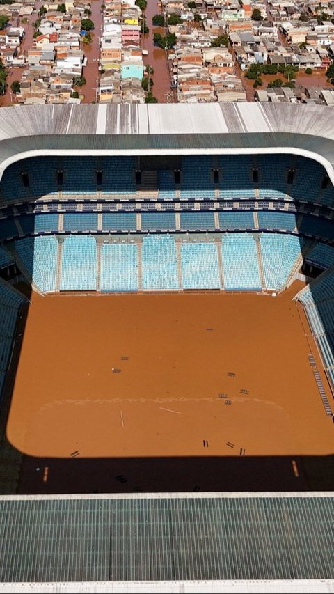 Kondisi lapangan pada stadion sepakbola yang berubah menjadi seperti kolam akibat terjangan banjir di Porto Alegre, Rio Grande do Sul, Brasil, pada 6 Mei 2024. REUTERS/Amanda Perobelli