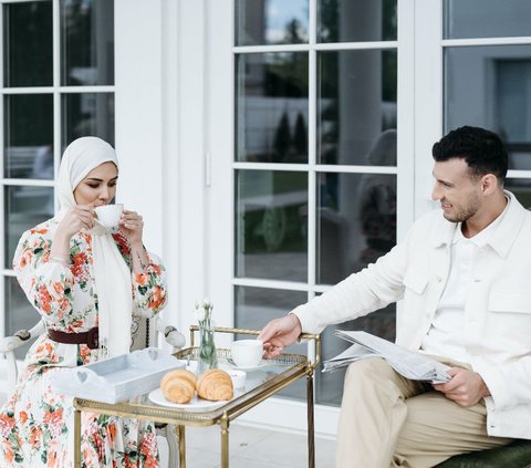 Rights, Obligations, and Etiquette of Husband and Wife in Islamic Household to Achieve Harmonious Family