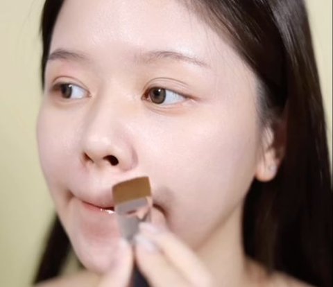 Cara Unik Makeup Artist Korea Aplikasikan Foundation, Hasilnya Glowing Maksimal